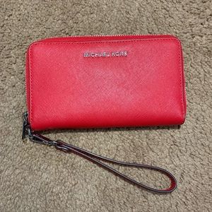 MICHAEL KORS
Large Leather Smartphone Wristlet